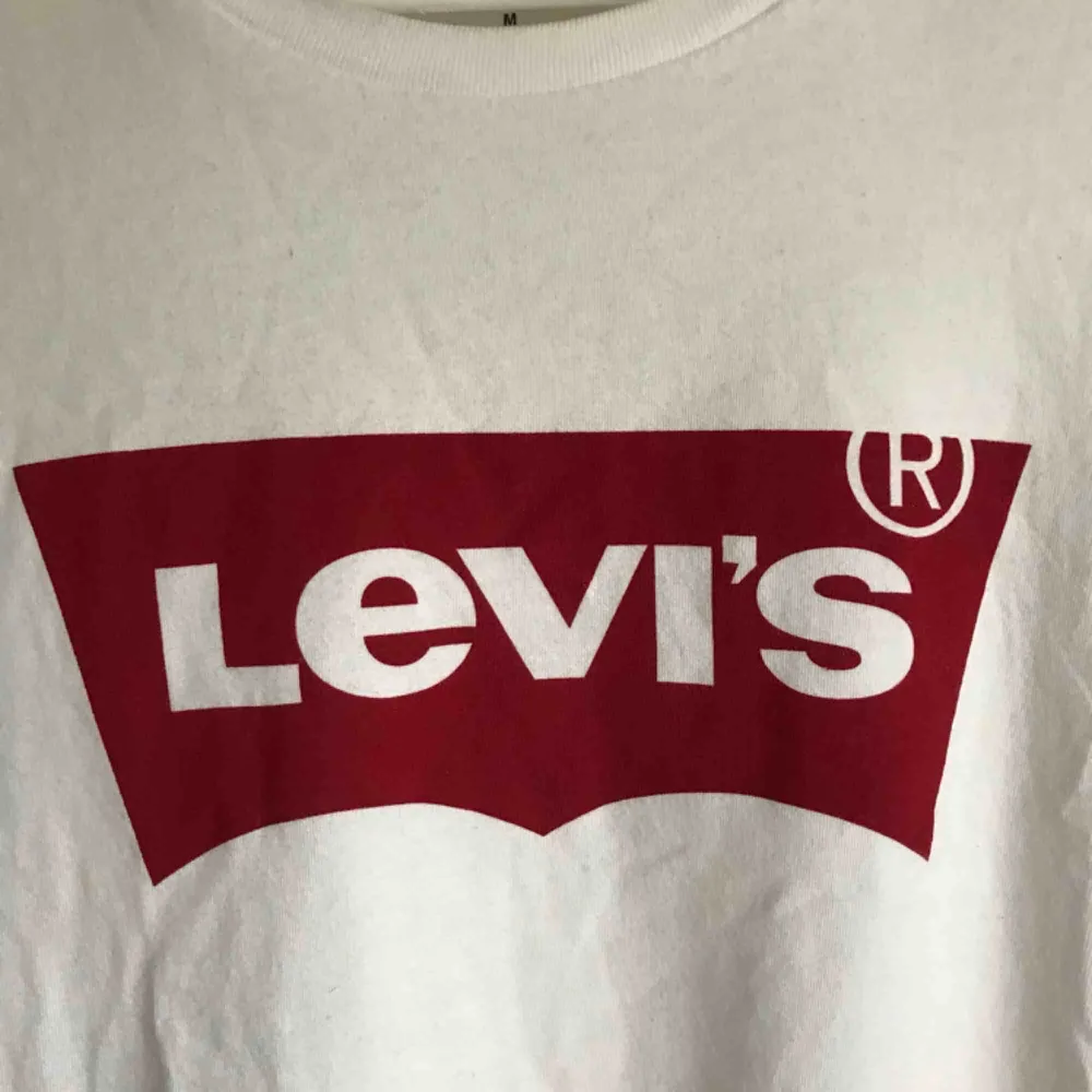 Äkta Levi’s tshirt i storlek M, mycket bra skick.  Köparen står för frakt ;). T-shirts.