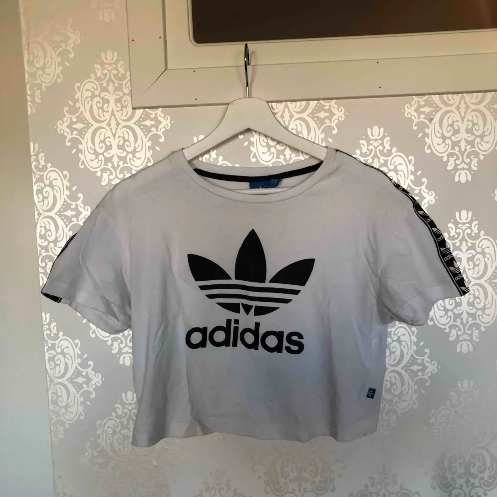 Lite kortare t-shirt ifrån Adidas S. T-shirts.