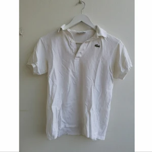  - Retro Lacoste-piké 🌺 Står att det är strlk 42 i men tror att det är brittiska "kid-sizes"   Office 