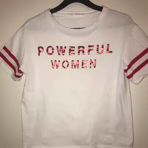 T-shirt med tryck ”Powerful women” från Mango strl S. Köpare står för frakt själv✨✨