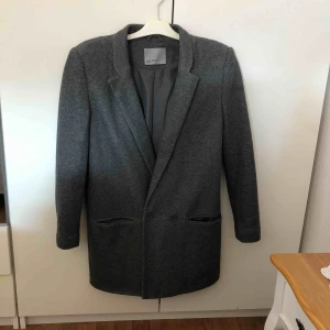  - Mörk grå kavaj, använt 2 gånger. Frakt tillkommer 