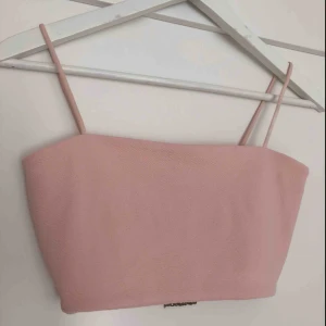 - Ett ljus rosa set med topp och kjol. Helt nya och frakt ingår i pris!