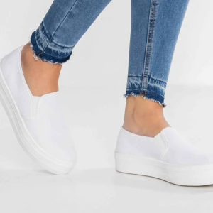  - Slip on skor från Anna field, knappt använda dock lite smutsiga. Frakt ingår inte