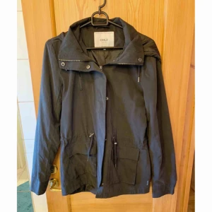  - Tunn vår/höst jacka från Only ✨  Köparen betalar för frakten 📮