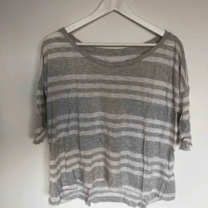  - En vit- och grårandig tröja från Abercrombie & fitch i storlek S. Lite sliten i kragen som kan ses på bilden, men väldigt mysigt och luftigt material. 