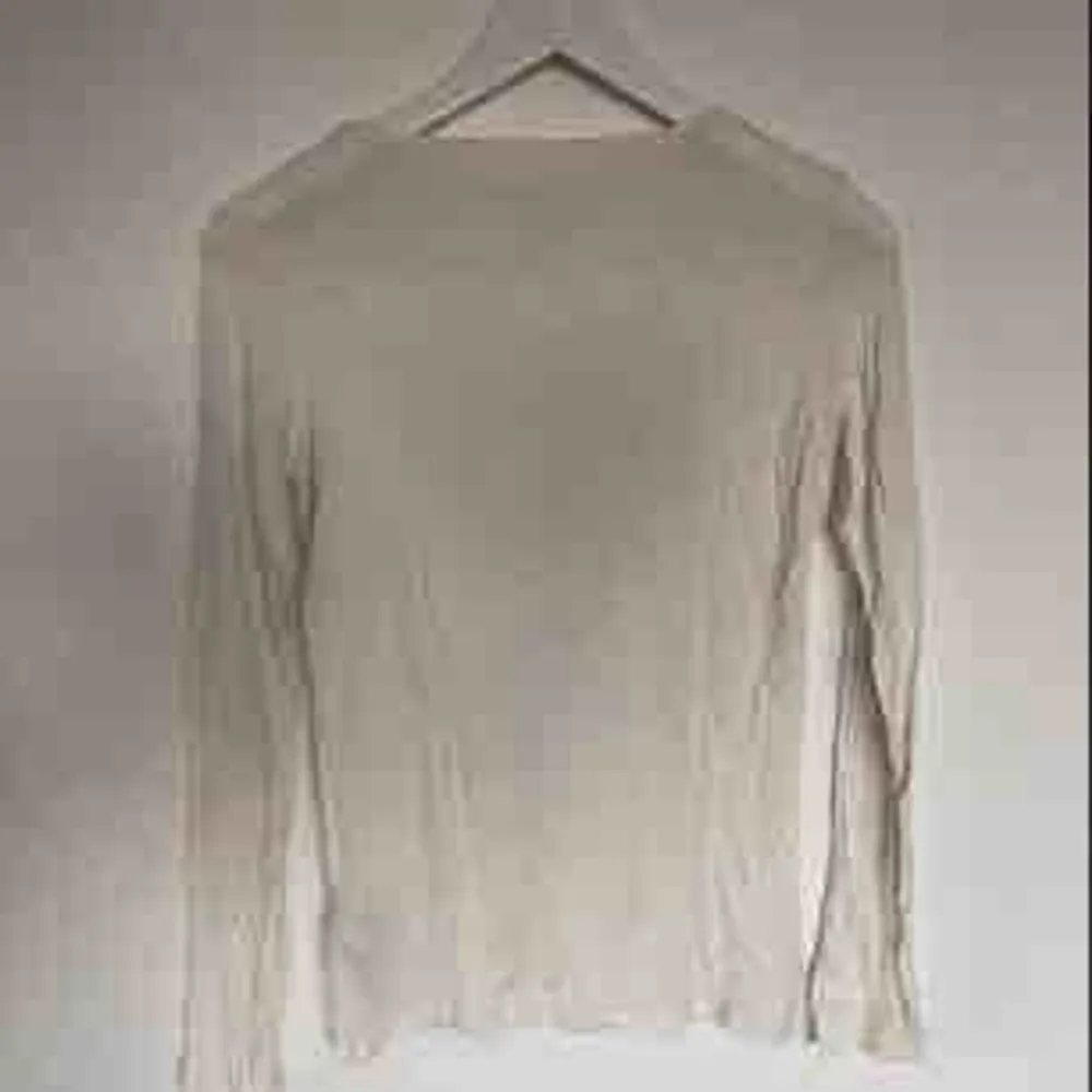En krämvit tröja i jätteskönt material från Guess med ett tryck på framsidan. . Tröjor & Koftor.