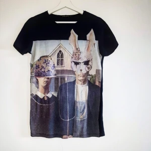  - Skitcool t-shirt med unikt tryck. 