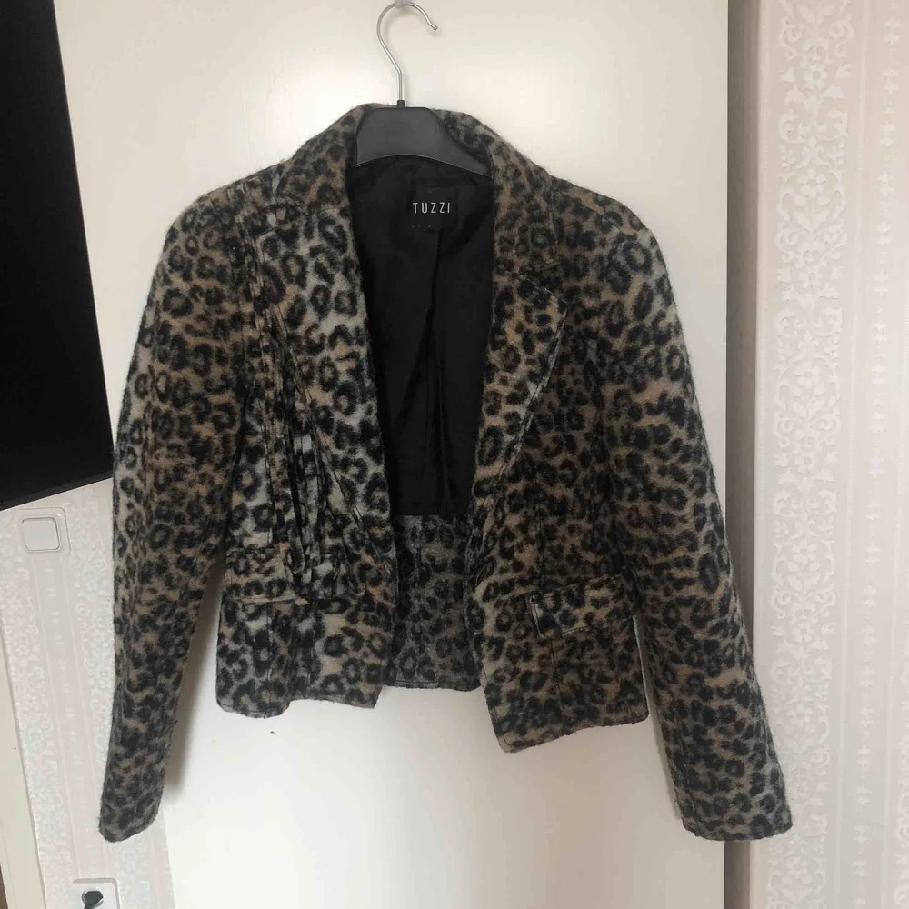 en leopardmönstrad jacka köpt från secondhand Kan mötas upp i Stockholm! Annars betalar köparen för frakt ⭐️. Jackor.