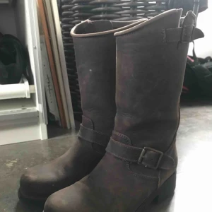  - Säljer mina bruna Johnny bulls i fint skick! Nypris 1400, säljer mina för 270 😀