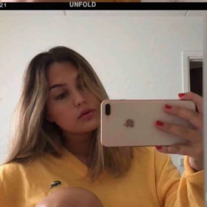  - Svinsnygg gul Lacoste tröja som är fett bekväm och bra skick köpt på Humana men den är äkta💘💘🔥