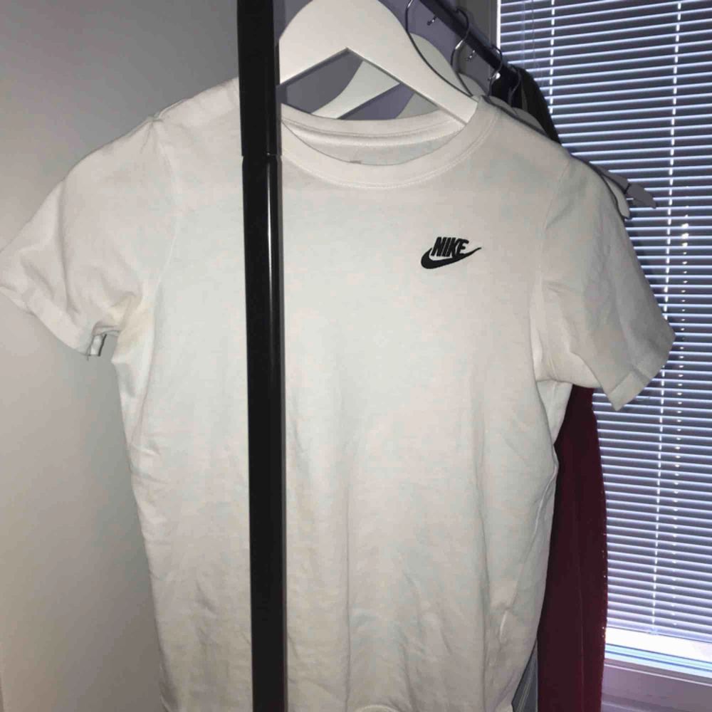 En enkel vitt Nike t-shirt i storlek m för barn men sitter ungefär som en XS i vanlig storlek. Nypris 200kr 😌💓. T-shirts.