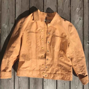  - Superfin orange jeansjacka perfekt till våren. Köpt på en secondhandbutik men kom aldrig till användning.   Köparen står för frakt (: