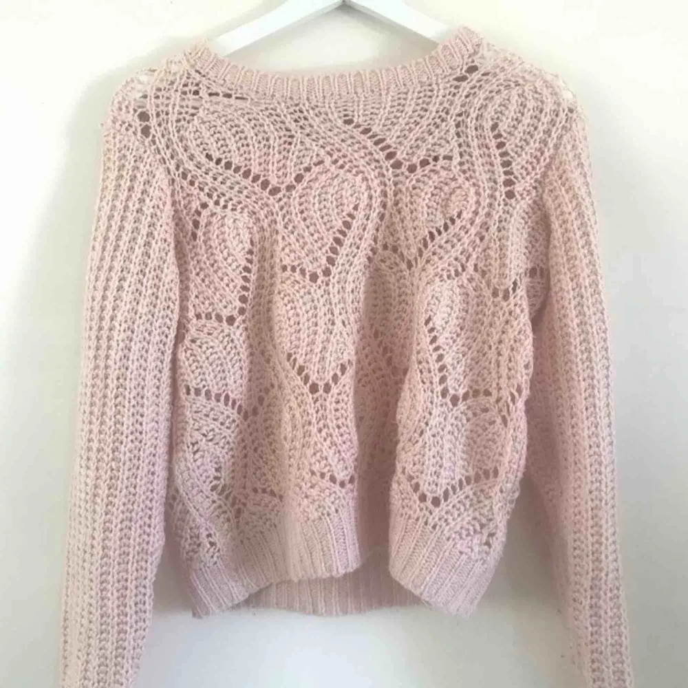 Två fina stickade tröjor i ljus rosa bra material (kliar inte) i två storlekar XS och S pris:  70kr st ( frakt ingår i) 😊. Stickat.