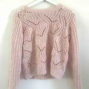 Två fina stickade tröjor i ljus rosa bra material (kliar inte) i två storlekar XS och S pris:  70kr st ( frakt ingår i) 😊