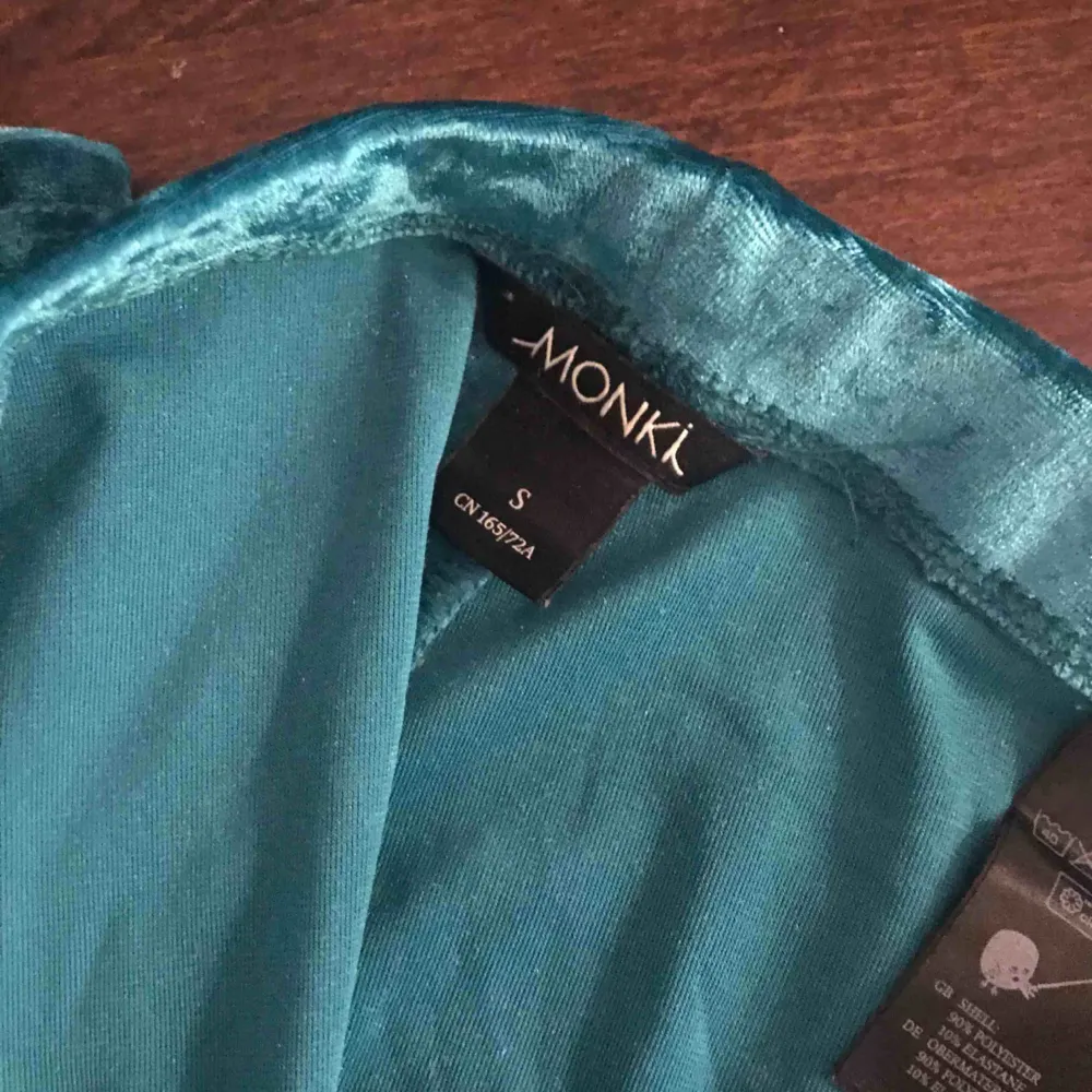 Sammetsleggings - aldrig använda från Monki. storlek: S. För bättre bild av färg, se min andra annons tillhörande velvet-tröja.  De gärna mina andra annonser! . Jeans & Byxor.