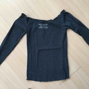  - Snygg t-shirt som har bara använts en gång, passar bra på våren och på sommaren 