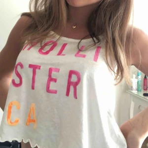  - Ett gulligt linne från hollister som är ganska använt men fortfarande fint. Behöver tyvärr rensa garderoben så kan inte behålla det.   frakt tillkommer och jag tar swish :)