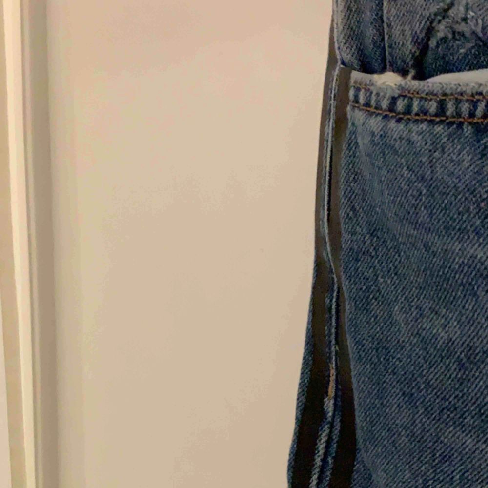Mom fit jeans från mango, endast testade. Strl 40 men passar en 38 också. Har svarta straipes på sidorna.. Jeans & Byxor.