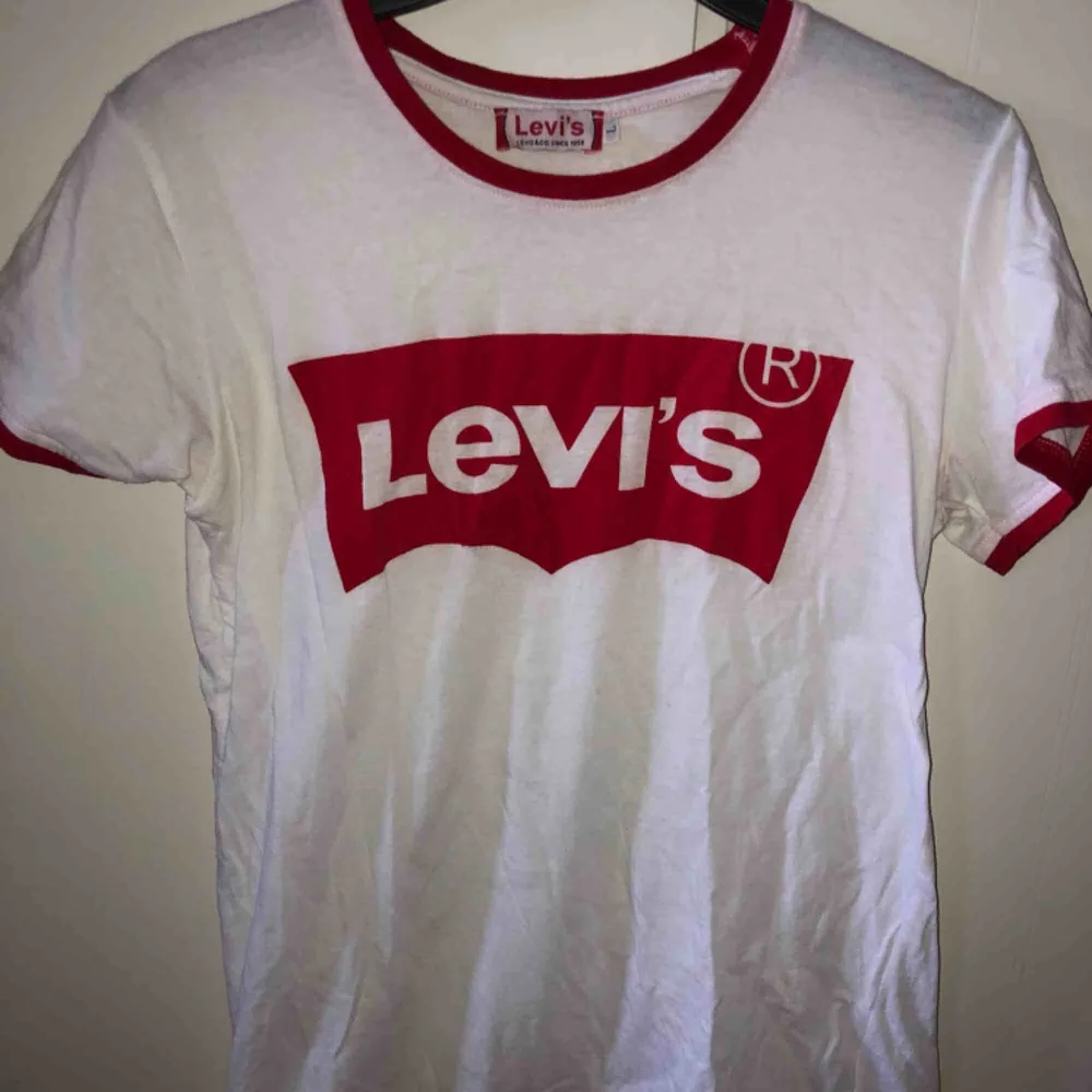 Levis t-shirt, de står storlek L men den passar från s för jag har själv xs/s. Ni betalar frakt. T-shirts.