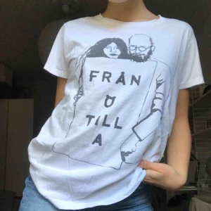  - As snygg t-shirt från Örjan Andersson med ett coolt tryck. Jätte fint skick och en väldigt bekväm tröja. Köparen står för frakt💓