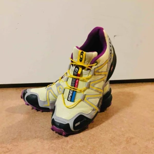  - Salomon Speedcross 3 Climashield är en trailsko Skons climashield skyddar fötterna mot fuktigt underlag. Contagrip sulan ger ett bra grepp om vått och lerigt underlag.  Använda ett fåtal gånger då dom är för små för mig Köpta för 1299kr