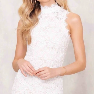  - Vit klänning från chiquelle. Helt oanvänd.perfekt till studenten.