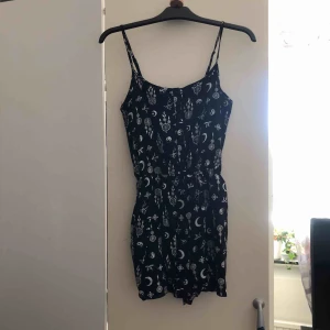  - Jumpsuit från Monki, strl XS  