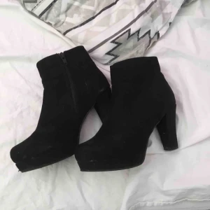  - Svarta klackar med dragkedja. Använda, lite slitna i klacken men ingenting som syns särskilt mycket. Tjockare klack så bekväma att gå i