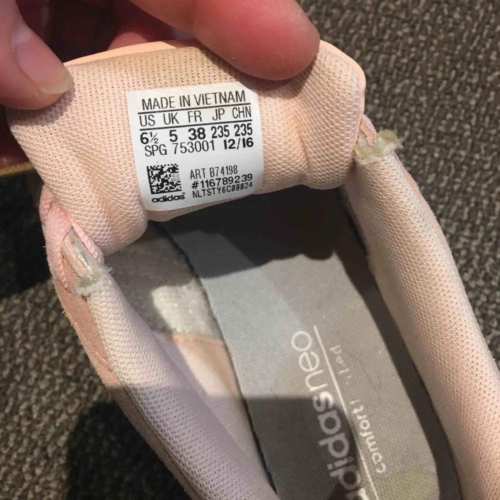 Adidas skor i rosa mocka. Använd fåtal gånger, men kommer inte längre till användning. Något liten i storleken, kan passa en 37a också. Super fina på💕. Skor.