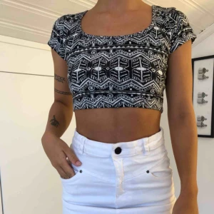  - Jätteskön magtröja med mönster