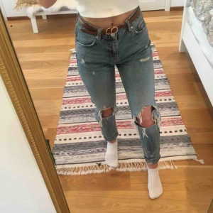  - Rippade jeans från Bik Bok. Väldigt sköna och i fint skick! Frakt tillkommer😊