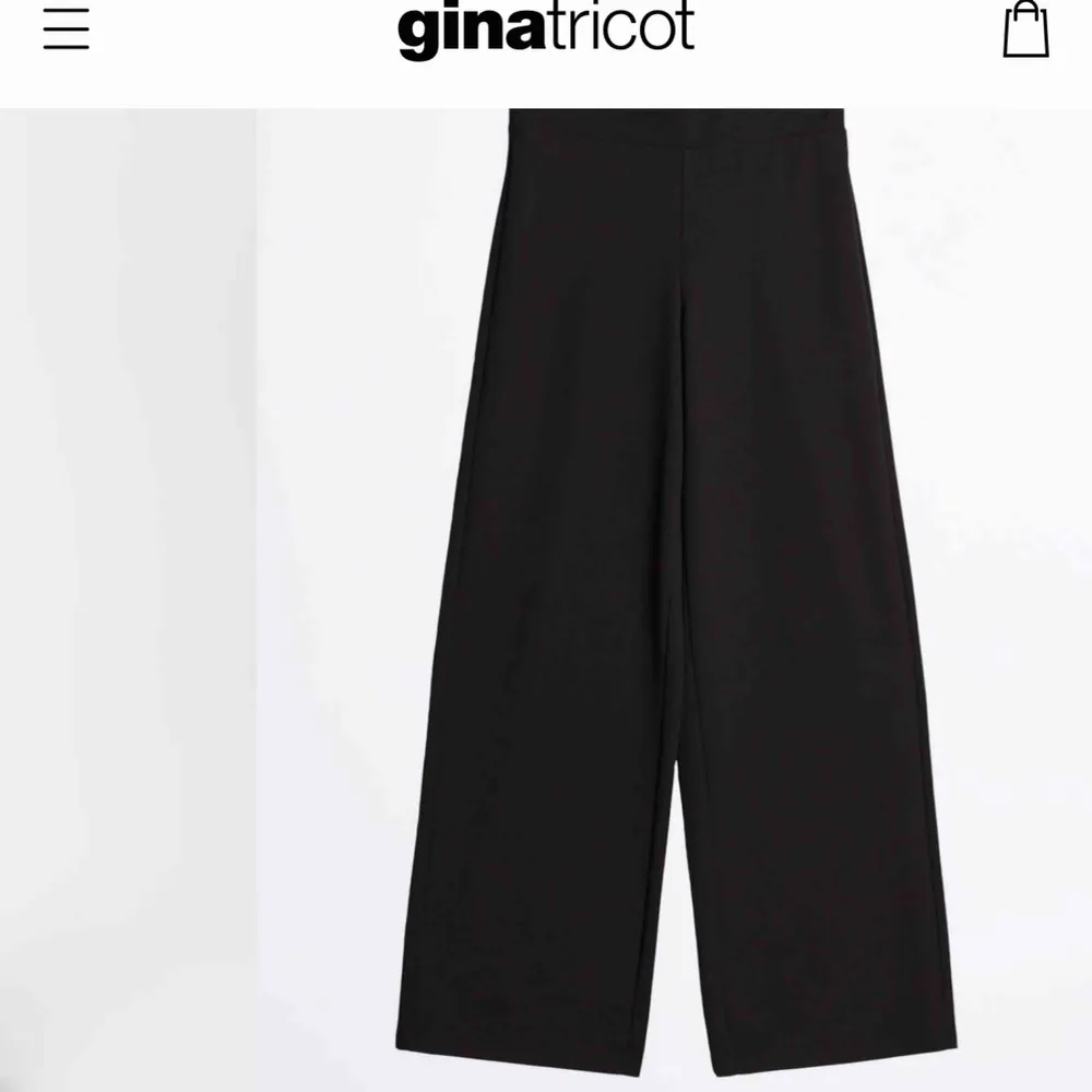 Söker efter ett par ” Jenna trousers ” från Gina tricot i storlek M🌸 . Jeans & Byxor.