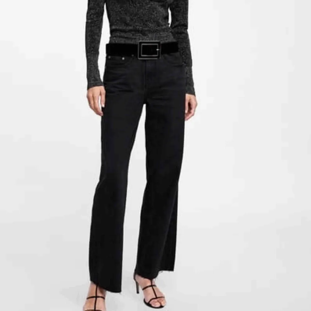 Supersnygga svarta jeans från Zara. Sitter en liten bit över hälen men släpar inte i golvet (!). Jag är 164 ca lång. . Jeans & Byxor.
