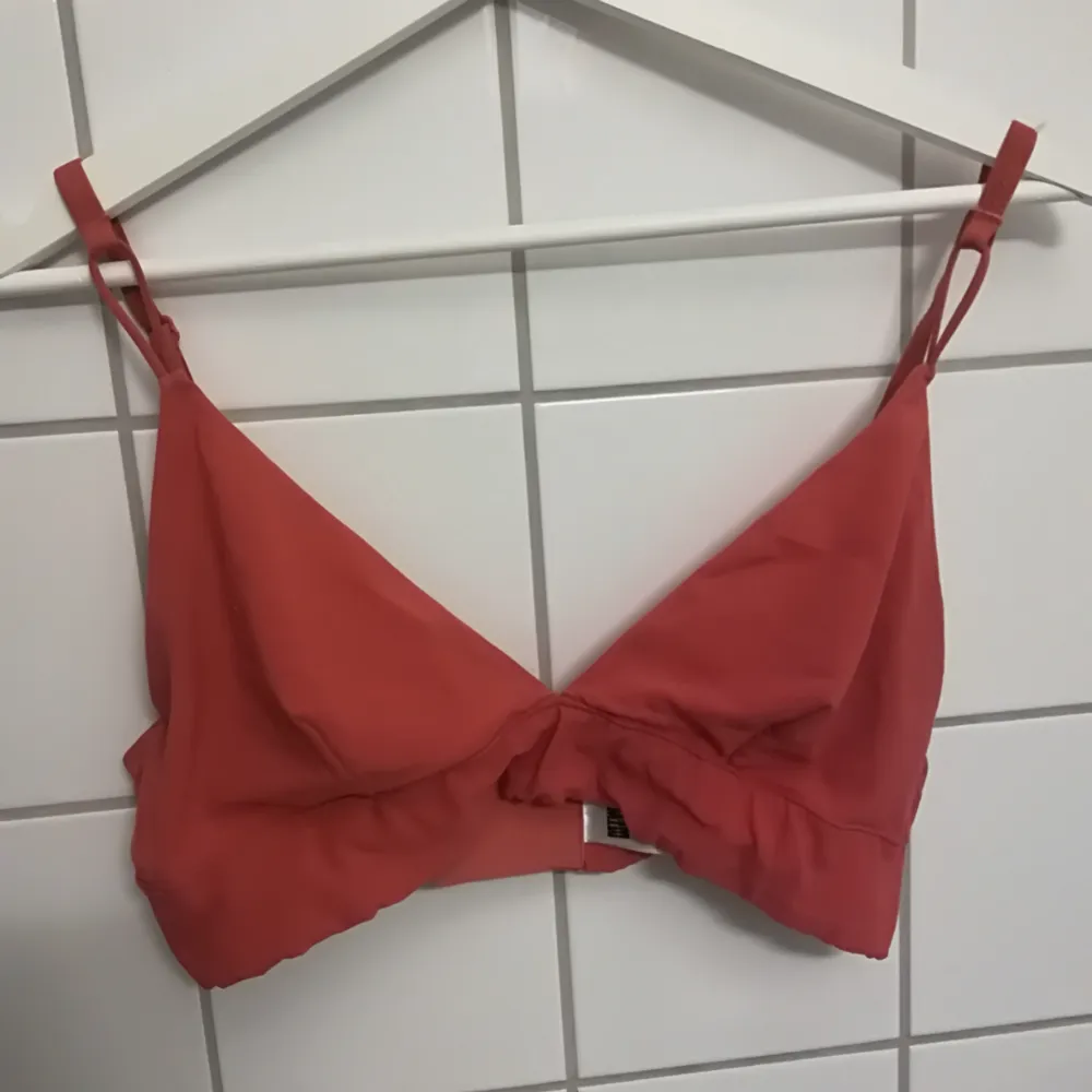 Byggellös topp I glansigt material ifrån weekday. . Övrigt.