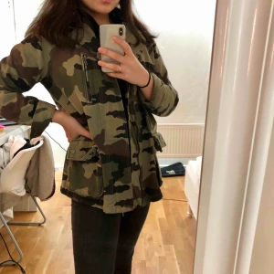  - Militärjacka, oversize på folk med S men passar ändå bra!