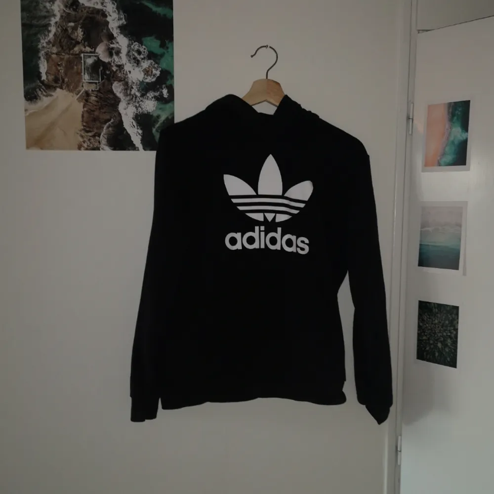 Äkta adidas, använd ett ytters fåtal gånger. Den passar mig som är xs! Kan mötas upp i sthlm eller skicka, köparen står för frakt. . Tröjor & Koftor.