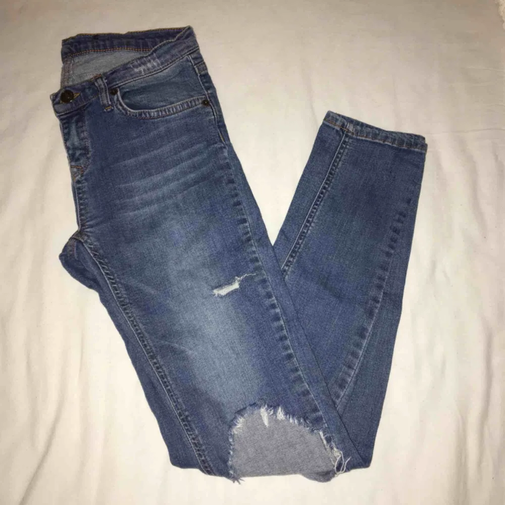 Snygga blå jeans med slitningar. Bekväma med stretch och lågmidjade. Har du några frågor eller vill ha fler bilder är det bara att skriva till mig 😊 Frakt betalar köparen. . Jeans & Byxor.