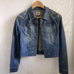  - Tuff jacka från ONLY, i mycket bra skick. Passar 34, 36 och 38 (jag har 38 och den passar mig). Frakt betalas av köparen eller så kan vi träffas vid centralen eller täby 