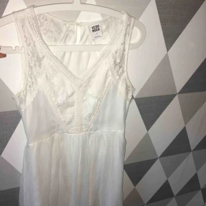  - Superfin klänning med spets som endast är använd 1 gång!Använde den till en skolavslutning, men har tyvärr ingen användning för den nu. Vill bli av med allt, så det går att förhandla!💫😁 (Kan frakta eller mötas upp i örebro)