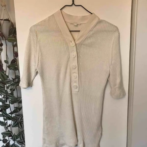  - Superfin topp från COS i 55 % silke (resten bomull). Använd en gång så i superskick. Passar M-L. 39 kr i frakt tillkommer. 