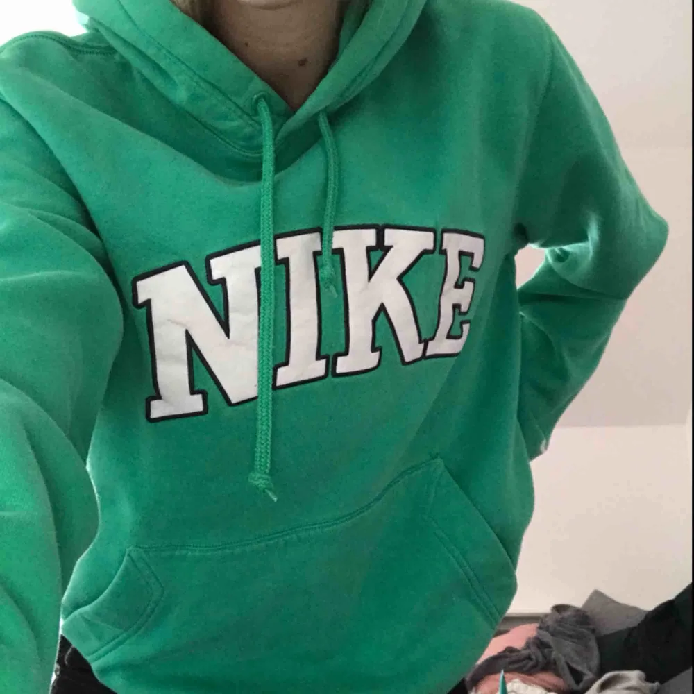 vintage grön hoodie från Nike (humana) 🦖 köparen står för frakten💘. Hoodies.