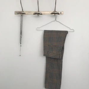  - Rutiga kostymbyxor med inslag av grönt, använda ett fåtal gånger, mycket fint skick! 