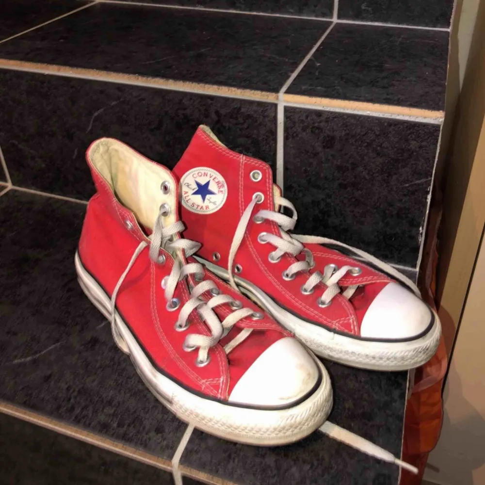 all star converse röda höga -lite slitna -köpta från secondhand men använda typ 2 gånger efter - köparen står för frakt -betalningssätt: SWISH. Skor.