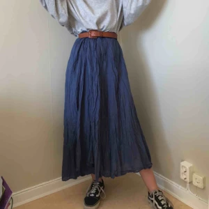  - Jättesnygg kjol från Gudrun Sjödén i bra skick. passar riktigt bra nu till sommaren!🌻 möts upp i sthlm eller norrköping, frakten ingår i priset!