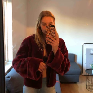  - As coolt jacka från na-Kd med vida ärmar! Snygg även om man har knäppt den👍🏼 om frakt behövs står du för den👍🏼