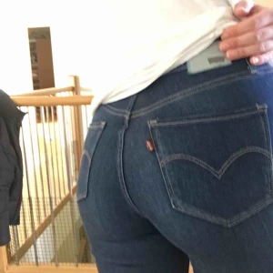  - Knappt använda Levis byxor, high Rise skinny. De är stretchiga och snygga i rumpan! Frakt ingår