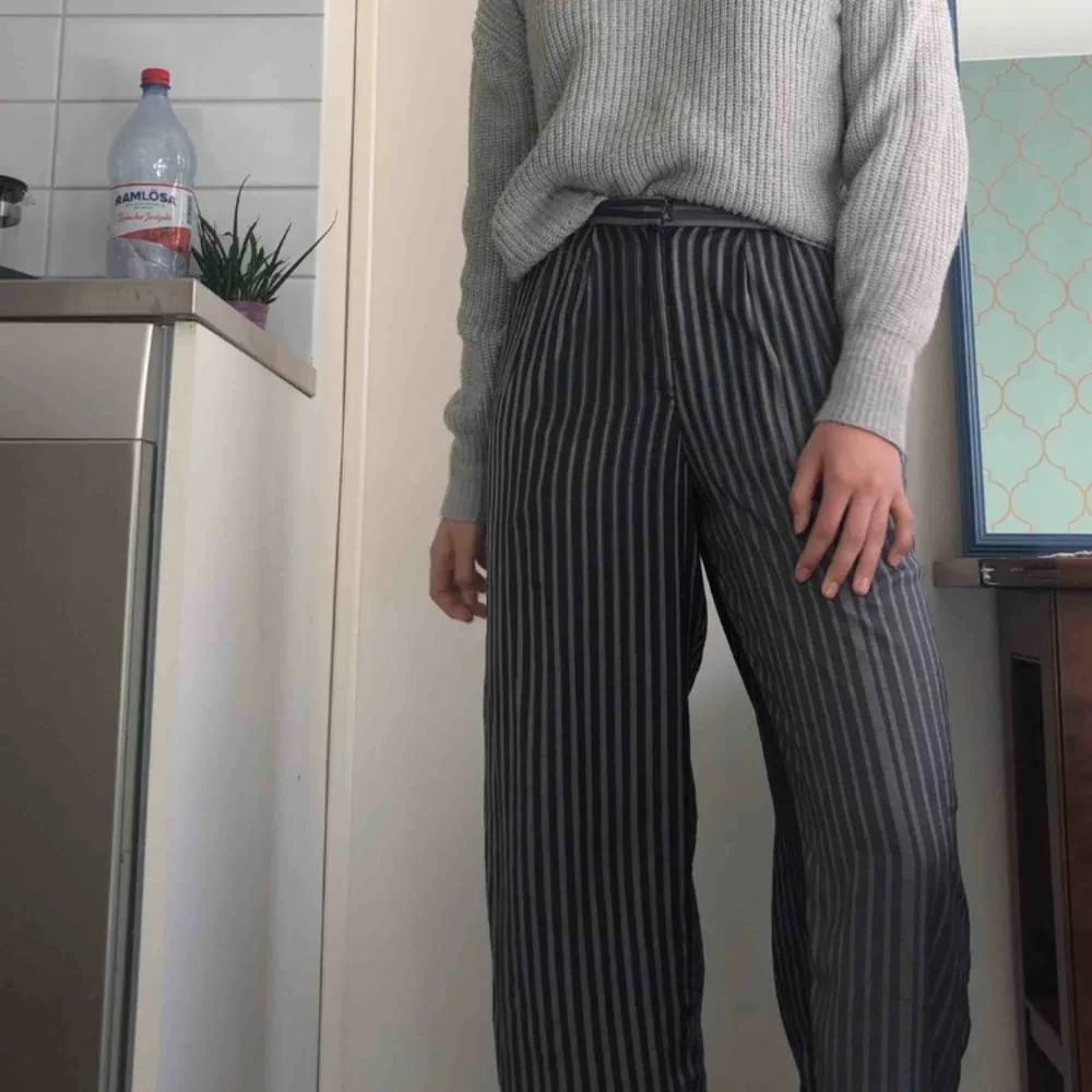 Jules Aop Trousers från Weekday i polyester, grönrandiga, lätta och luftiga med vida ben. Möts helst upp med köparen💚. Jeans & Byxor.