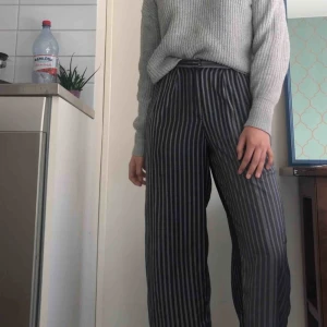  - Jules Aop Trousers från Weekday i polyester, grönrandiga, lätta och luftiga med vida ben. Möts helst upp med köparen💚