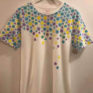  - Helt ny tee från Neo Neon i storlek M. Pris 25:- plus frakt 18:- = 43:- totalt. Skicka pm för frågor och kanske fler bilder. 