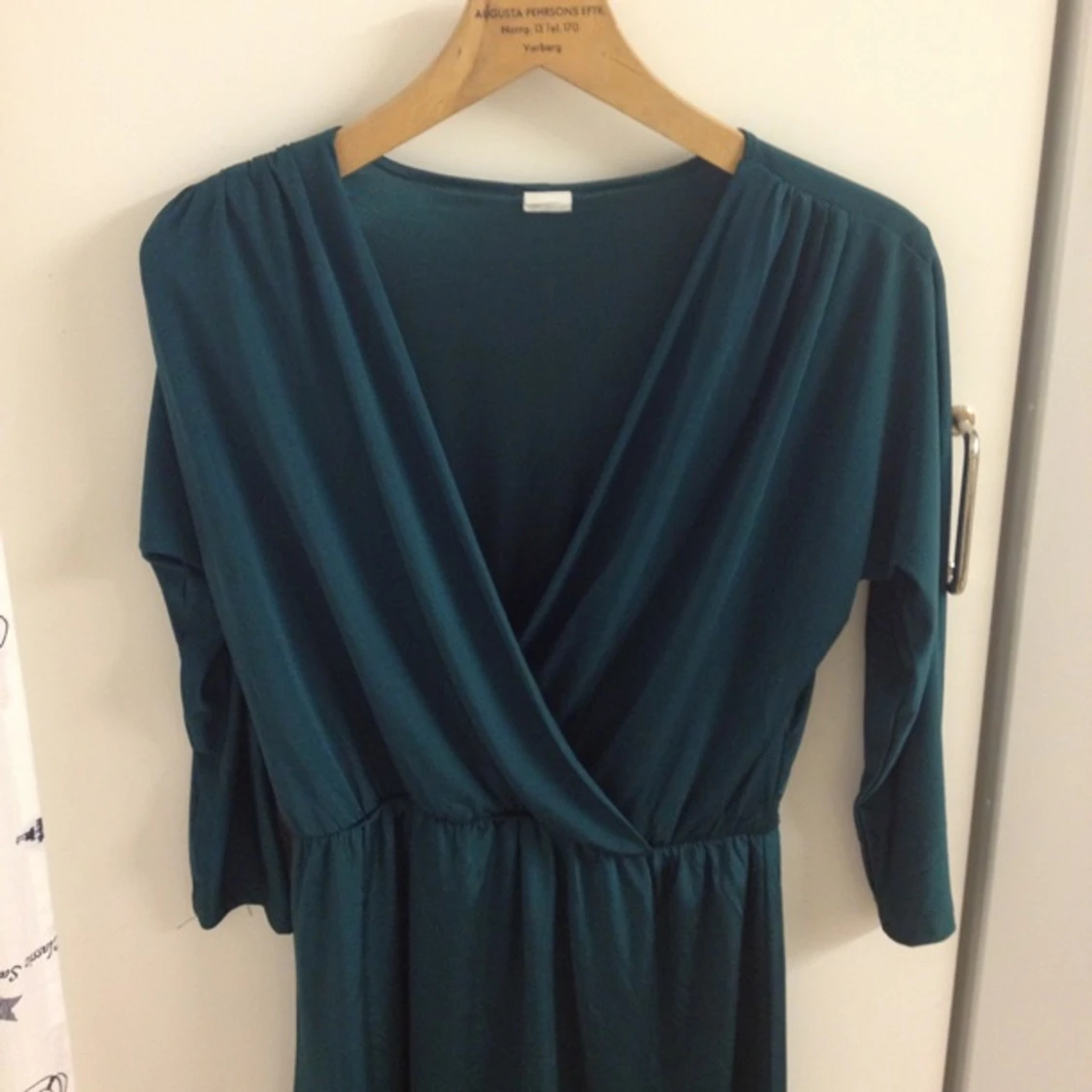 MörkGrön klänning från Edblad, färgen är mer smaragdgrön i verkligheten. Knälång. Töjbar - 1398367812